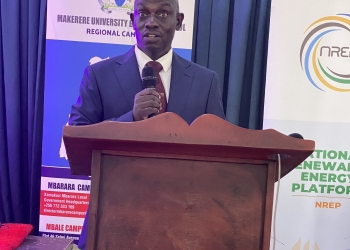 Dr. Elvis Ssenono addressing the participants at MUBS.