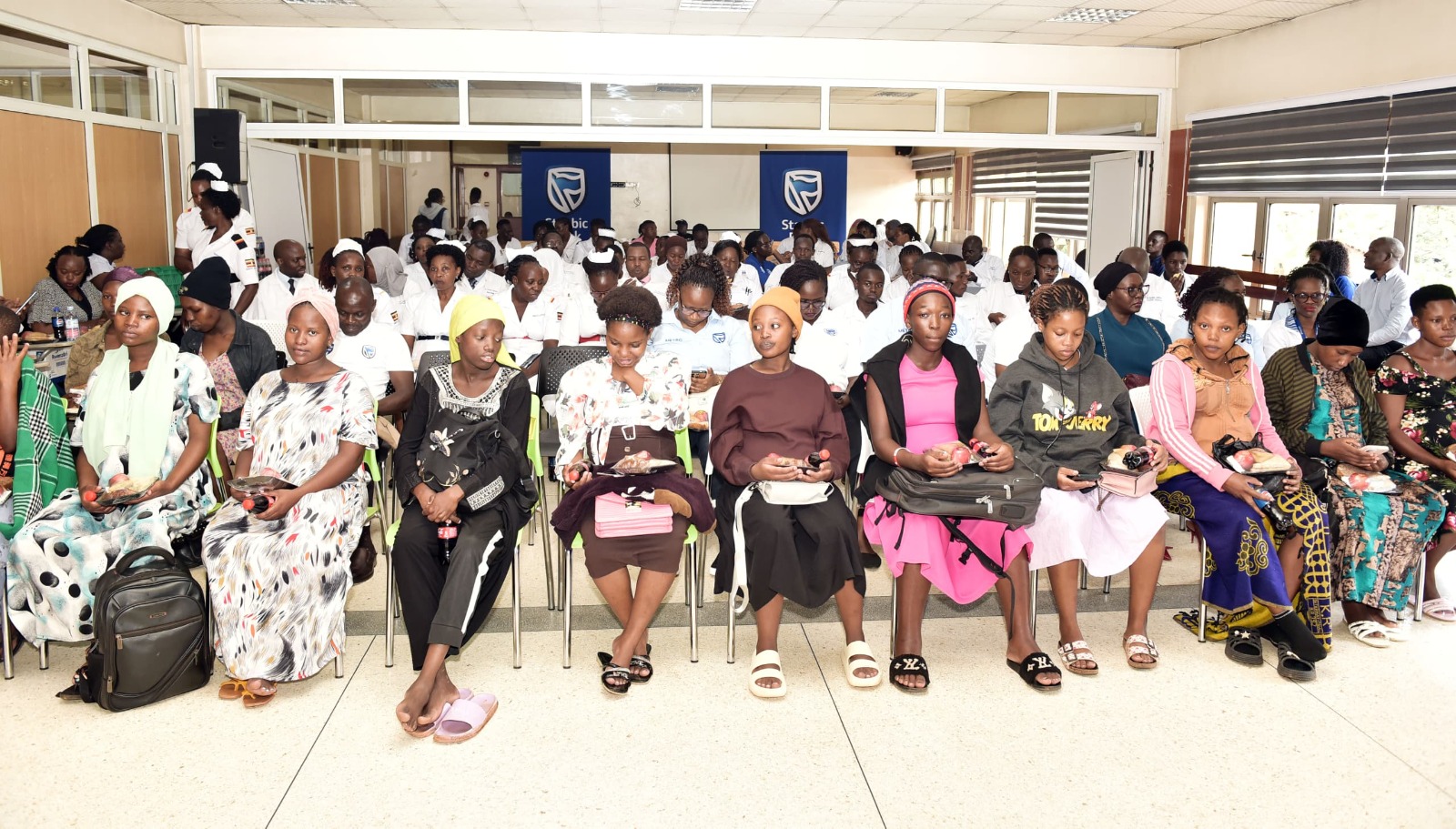 Матери и другие заинтересованные стороны во время передачи медицинского оборудования недавно