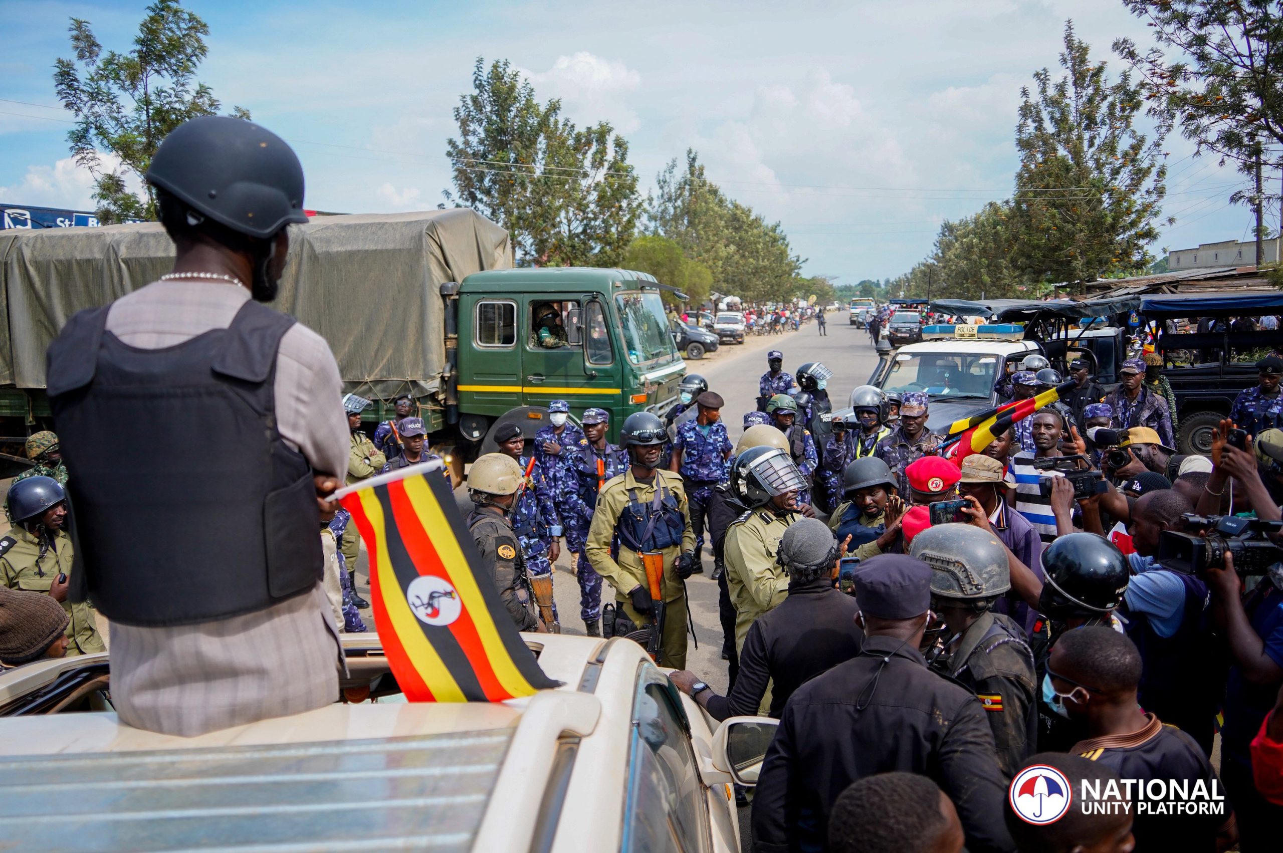 Полиция блокирует колонну кандидата в президенты от Платформы национального единства Роберта Кьягуланьи, широко известного как Боби Вайн, когда он пытается провести предвыборную кампанию в Буньянгабу, Уганда, во вторник.