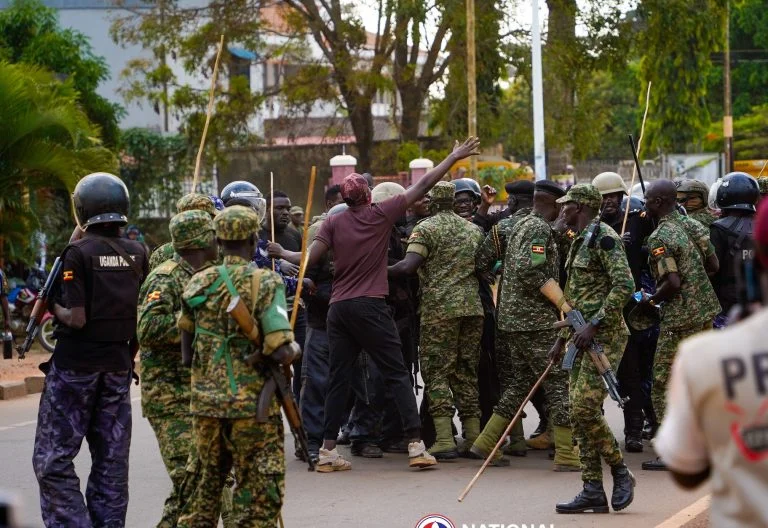 Лидер оппозиции Уганды Боби Вайн окружен полицией во время своей предвыборной кампании: ФОТО/facebook.com/www.bobiwine.ug