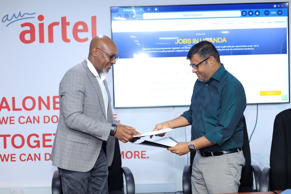 Генеральный директор Airtel Uganda Сумендра Саху (слева) и генеральный директор Q-Sourcing Servetech обмениваются меморандумом о взаимопонимании на открытии стипендии, направленной на расширение возможностей STEM для угандийских студентов с низкими доходами.