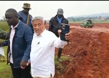 See the dramatic moment NEMA officers arrested 68-year-old industrialist Magan Patel in Jinja. The MMP Group founder was taken into custody following a raid on illegal wetland dumping.