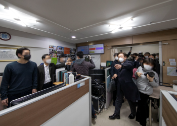 Then-Gov. Lee Jae-myung oversees a 2020 search-and-seizure operation at the Shincheonji headquarters during the COVID-19 pandemic.